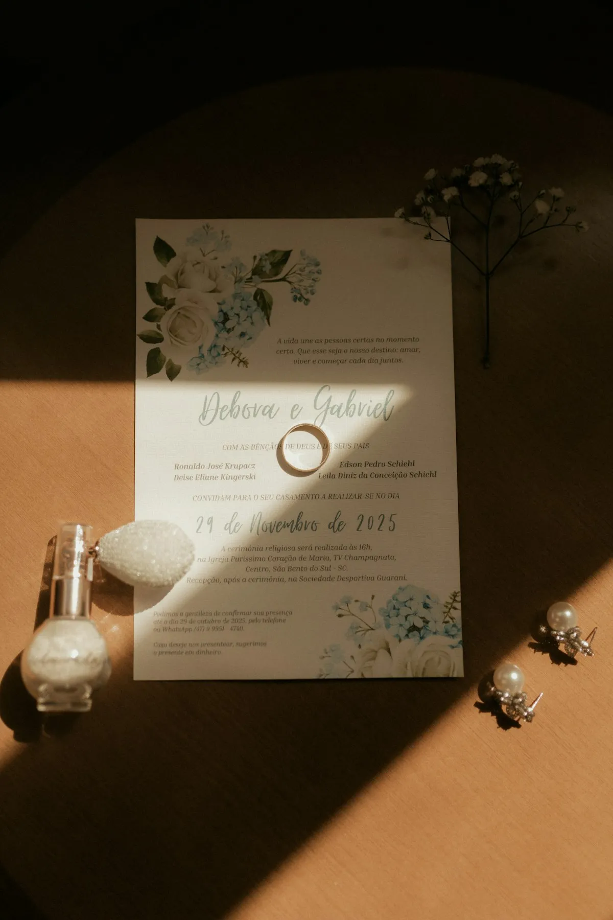 Invitación de boda impresa con un anillo